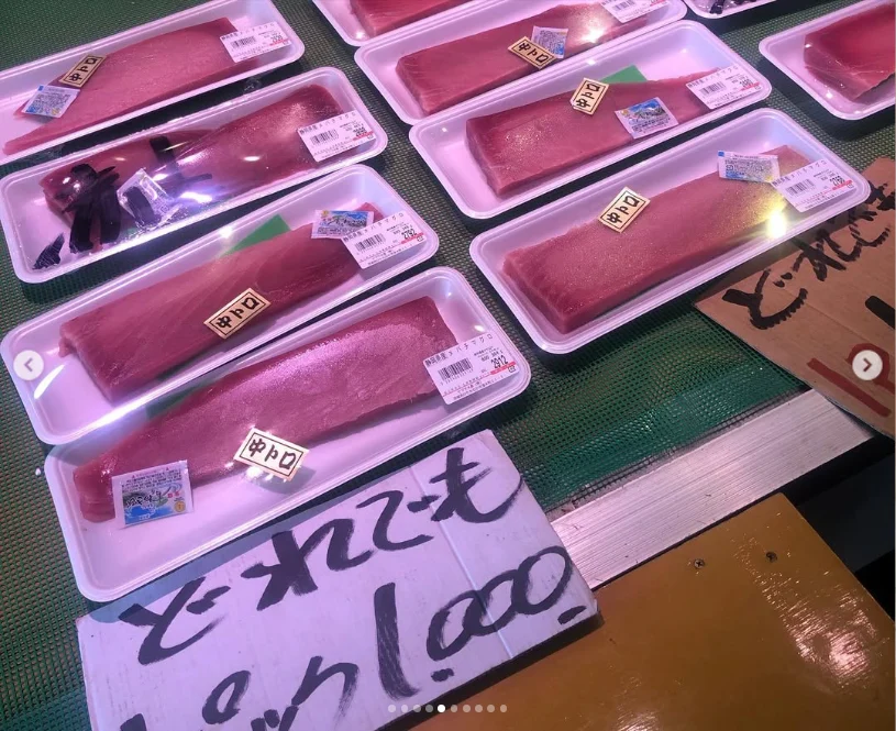 市场的海胆、鲑鱼卵，和带到住宿处的牡蛎 — Haruru 的照片