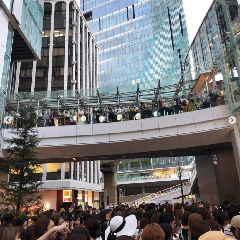 A street performance with a surprising crowd — Haruru’s photograph
