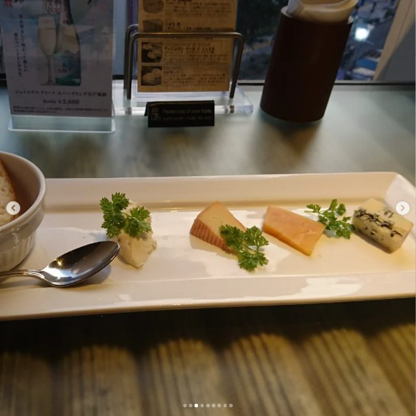 Food alongside the wine — Haruru’s photograph