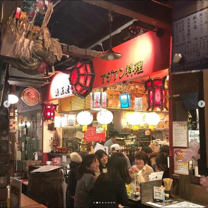 Standing sushi in Tabemono Yokocho — Haruru’s photograph