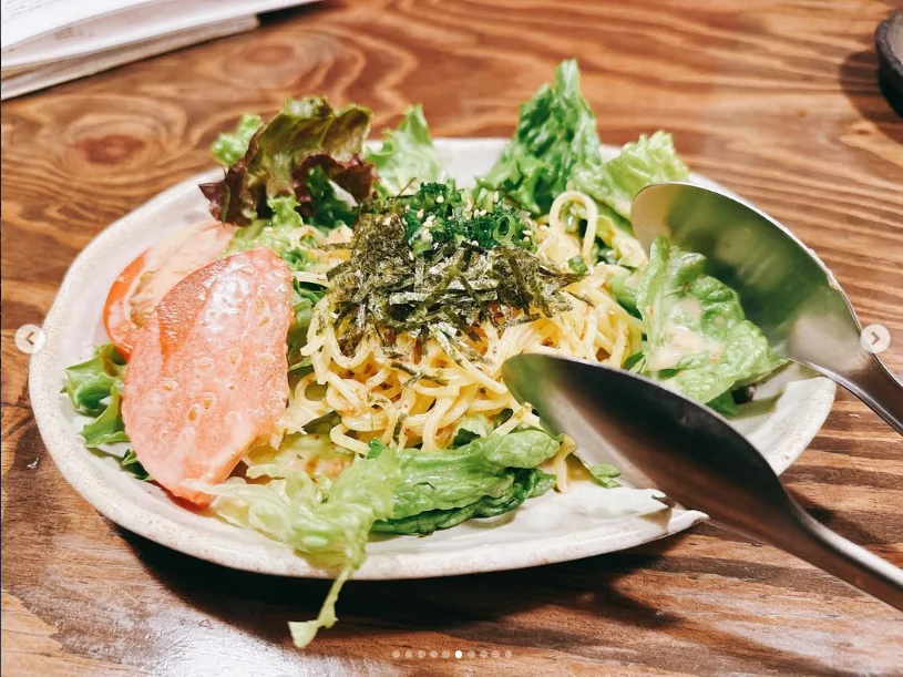 遅い時間に出かけた夜の食事 — ハルルの写真