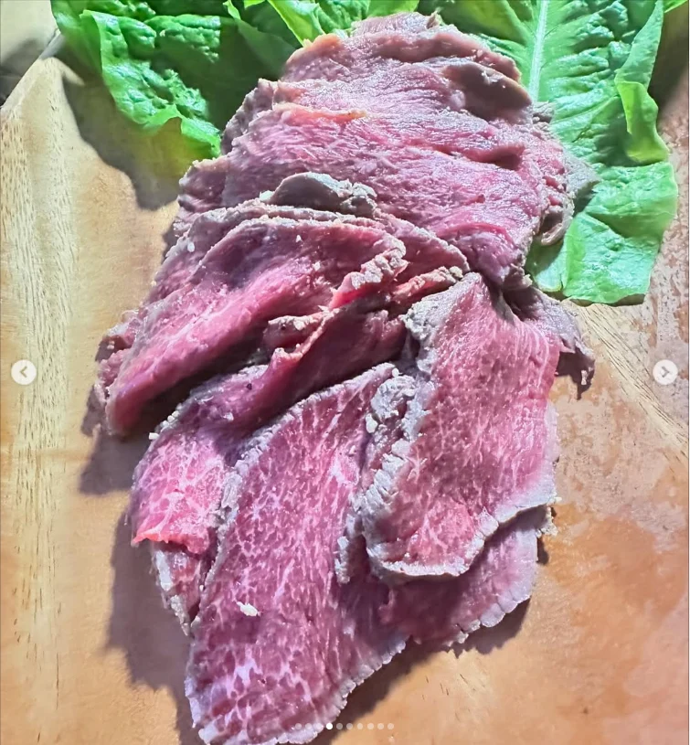 Filling up on food from the grill — Haruru’s photograph