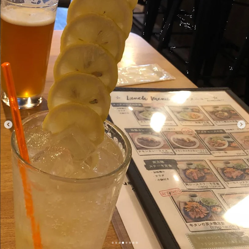 長いレモンの列と、喫茶店の休憩 — ハルルの写真