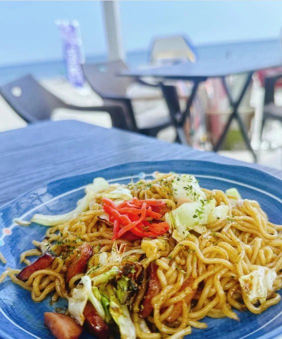 眺めて、食べて、海辺の時間を楽しむ — ハルルの写真