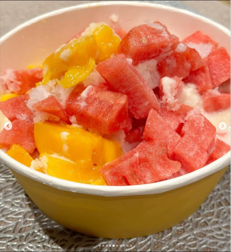 Dumplings and shaved ice with watermelon and mango — Haruru’s photograph