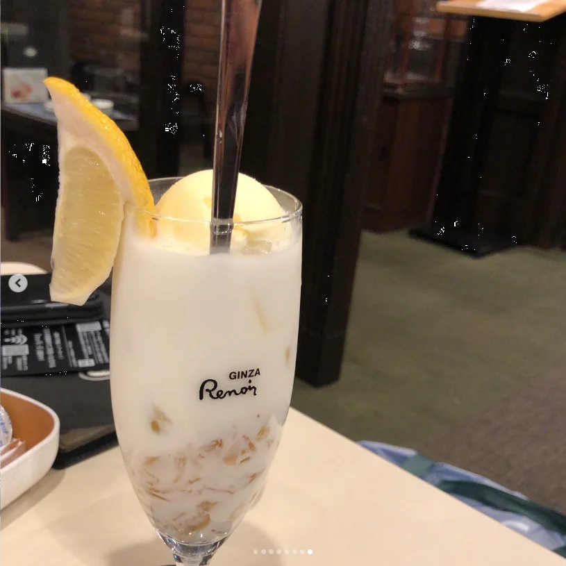 長いレモンの列と、喫茶店の休憩 — ハルルの写真
