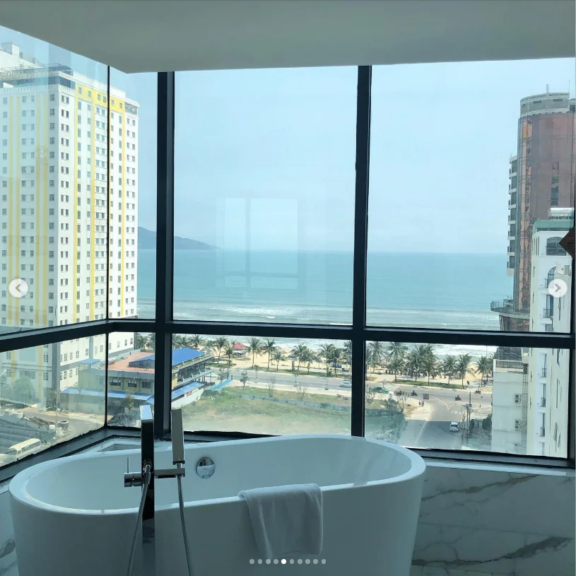 The arrival morning and a bathroom overlooking the beach — Haruru’s photograph