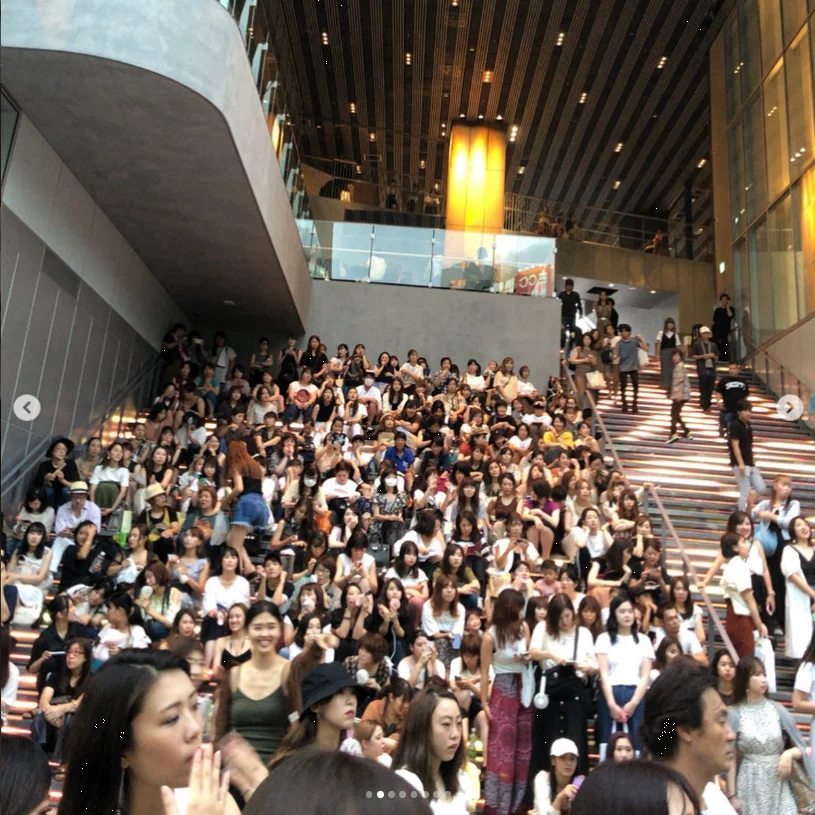 A street performance with a surprising crowd — Haruru’s photograph