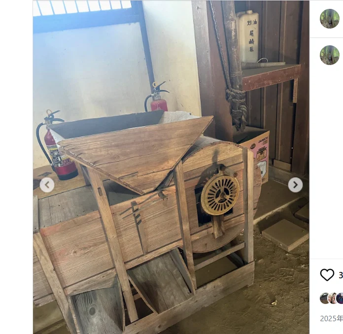 A memorial-hall gate and objects from everyday life — Haruru’s photograph