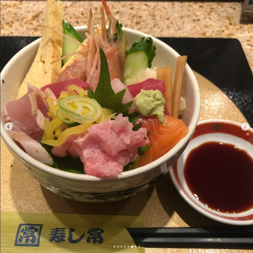 A sushi plate and a bowl of sliced seafood — Haruru’s photograph