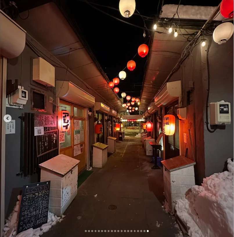 Snow, small lights and a lantern-lined alley — Haruru’s photograph