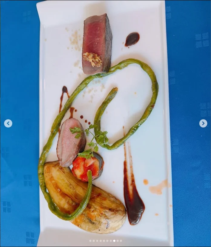 A drink served with its bottle and a course meal — Haruru’s photograph
