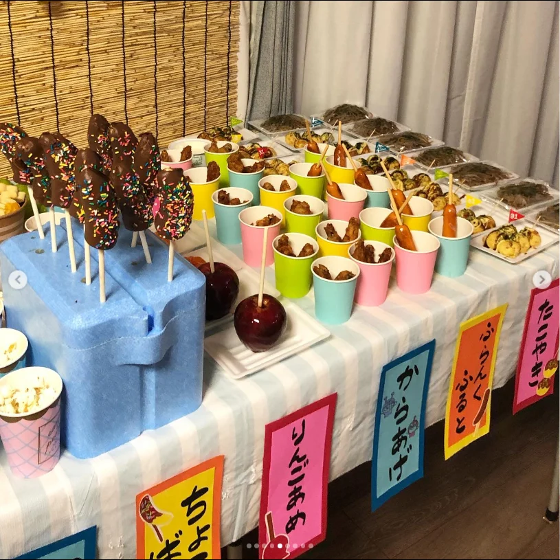 餐桌上，擺著各色攤位小牌 — Haruru 的照片
