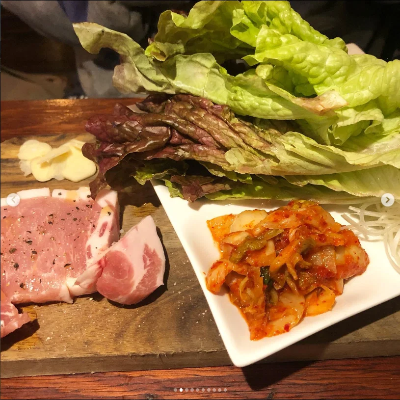 Wrapping meat with kimchi and vegetables — Haruru’s photograph