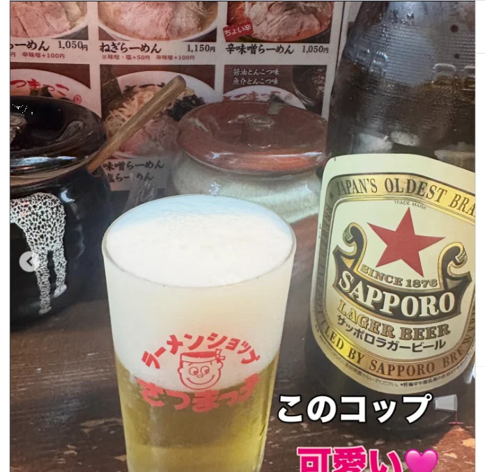 The shop’s name on a glass — Haruru’s photograph