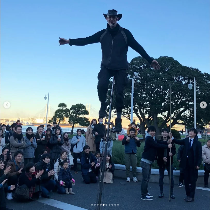 A waterfront walk and a street performance — Haruru’s photograph