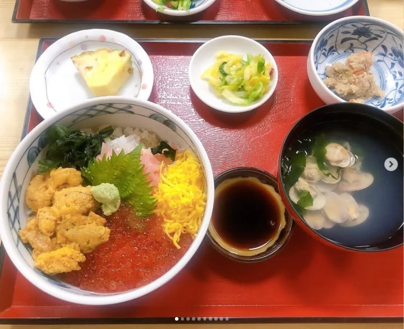 市场的海胆、鲑鱼卵，和带到住宿处的牡蛎 — Haruru 的照片