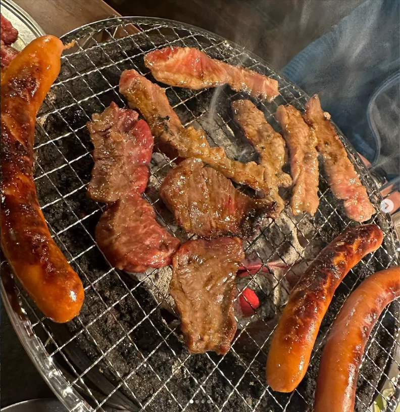 久しぶりのたまい。ホルモンと、大葉をのせた焼きおにぎり — ハルルの写真