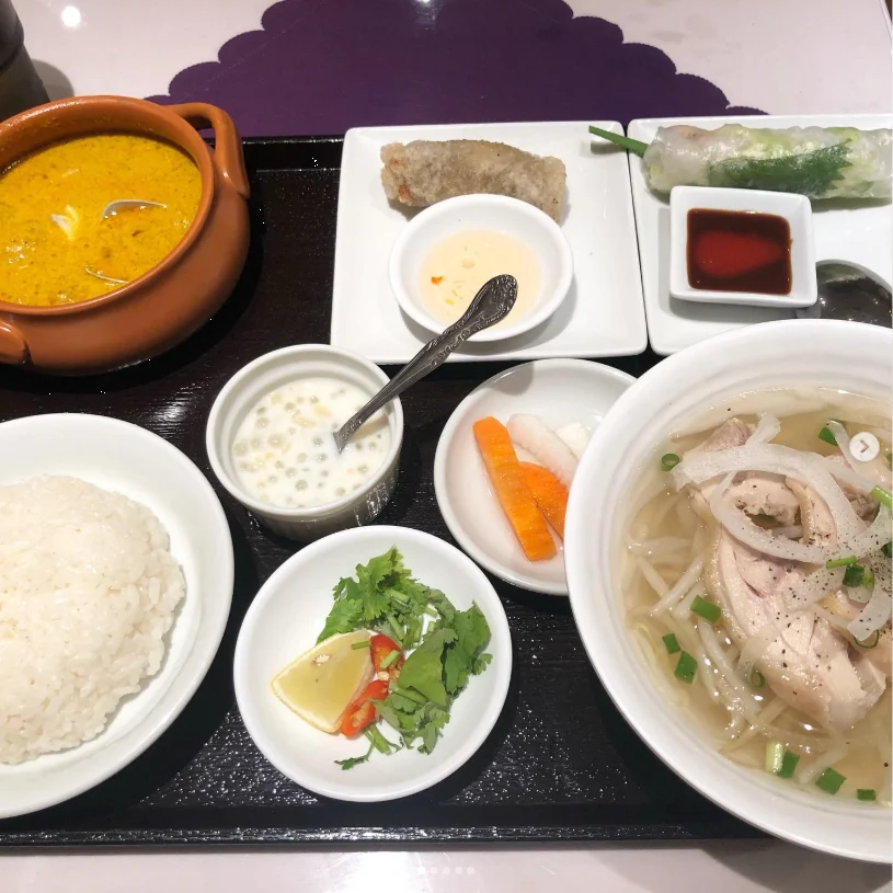 Pho and seafood-and-chicken curry — Haruru’s photograph