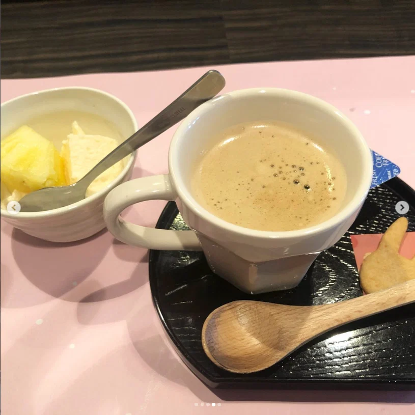 Coffee, dessert and one more rabbit detail — Haruru’s photograph
