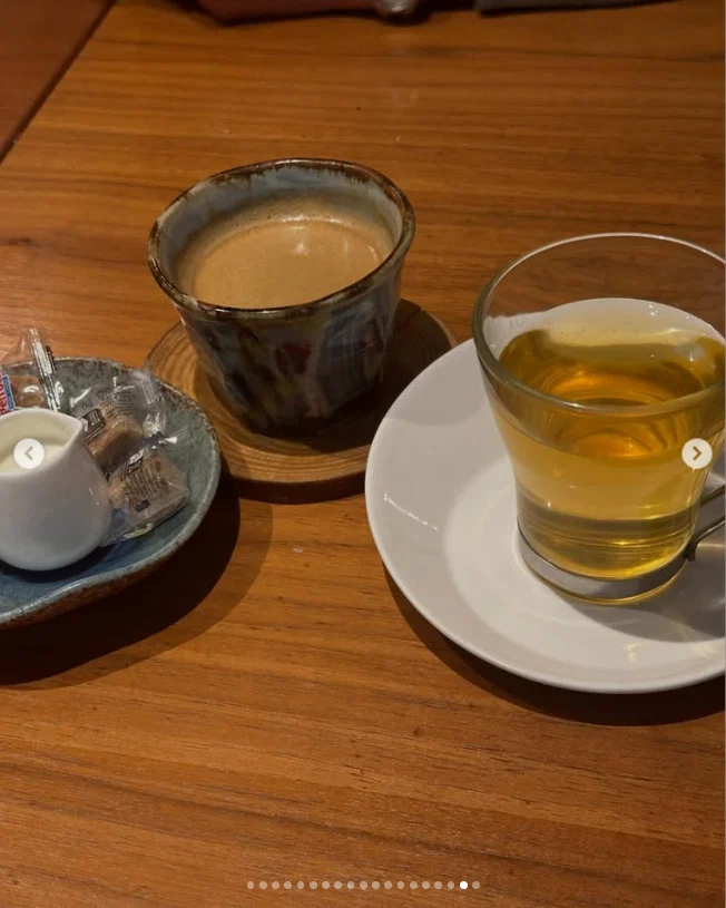 Wooden tables, greenery and colours on the table — Haruru’s photograph