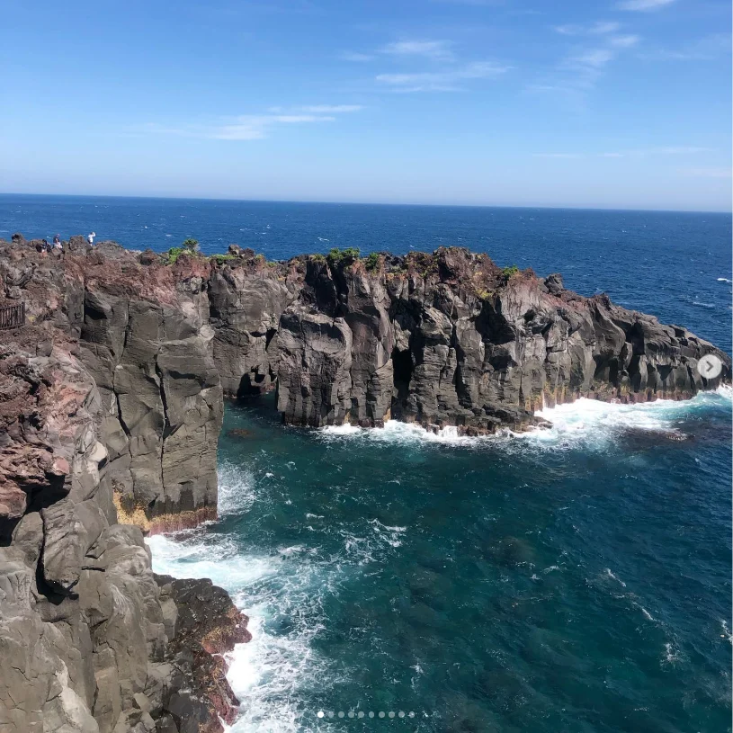 Blue water and the rocky coast — Haruru’s photograph