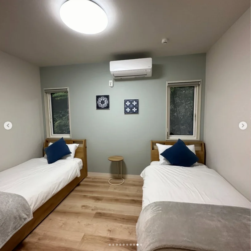 A comfortable stay, with belongings still in the photographs — Haruru’s photograph