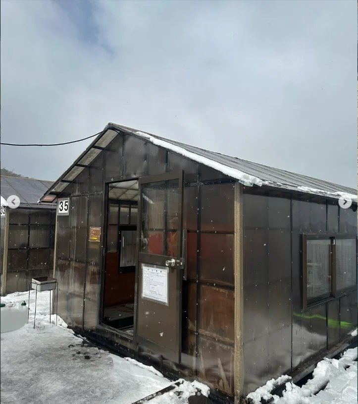 雪と水辺、小屋に見える釣りの道具 — ハルルの写真