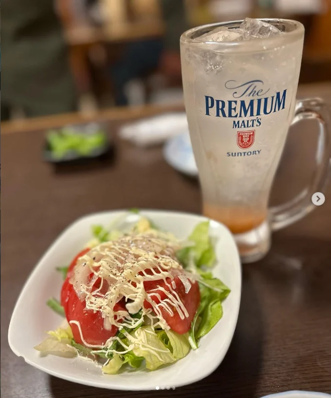 定番のトマトサラダともつ焼き — ハルルの写真