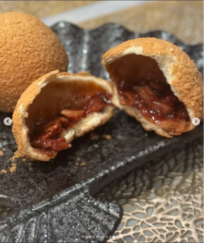 A melon-bread-like crust and a stew-like filling — Haruru’s photograph