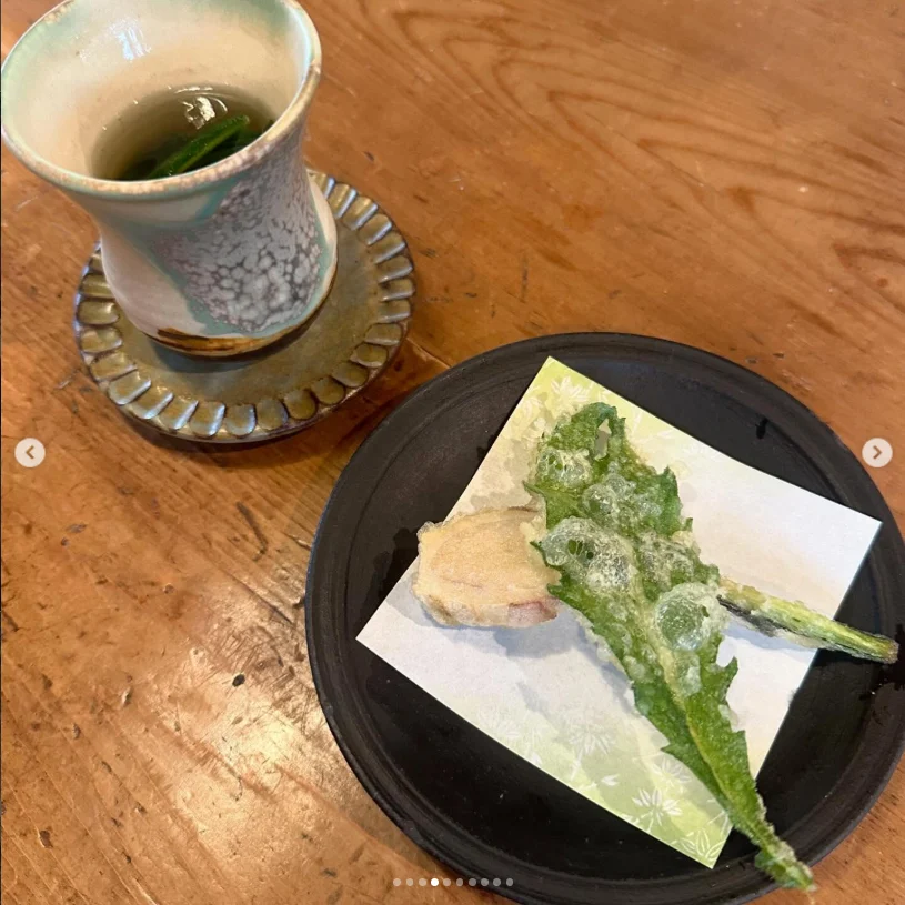 近場旅行のランチ、看板と器の写真 — ハルルの写真