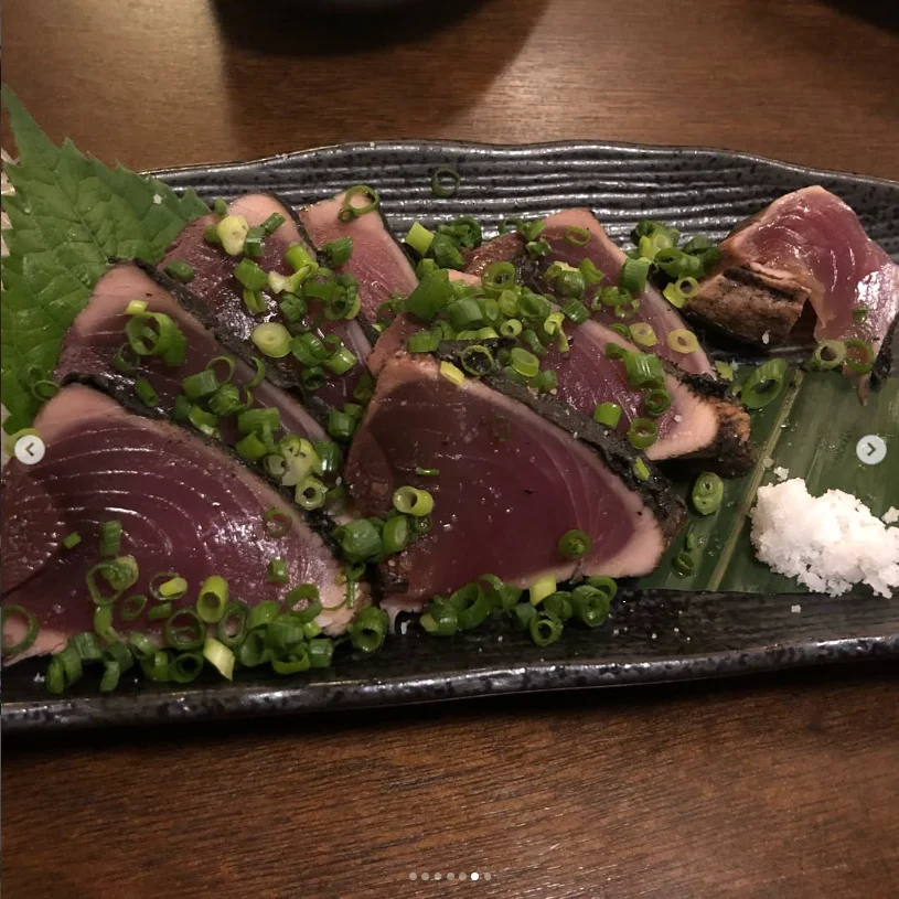 牛タンやカツオなど、いろいろな一皿 — ハルルの写真