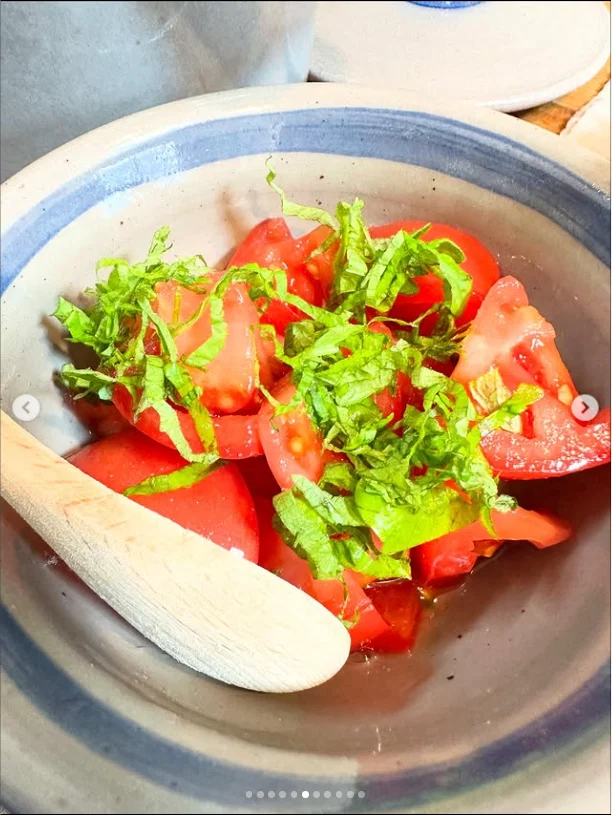 Her friend’s food, lovely tableware and time to talk — Haruru’s photograph