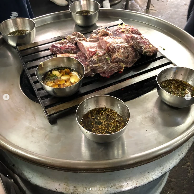 Porridge and beef cooked on a drum grill — Haruru’s photograph