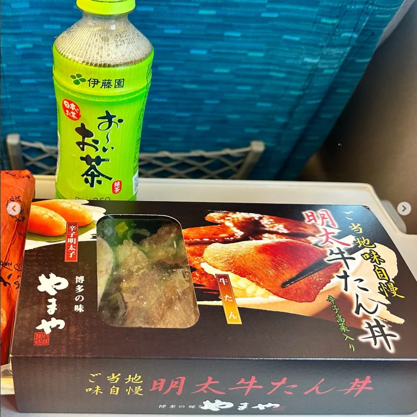 Choosing Yamaya’s mentaiko and beef-tongue bento — Haruru’s photograph