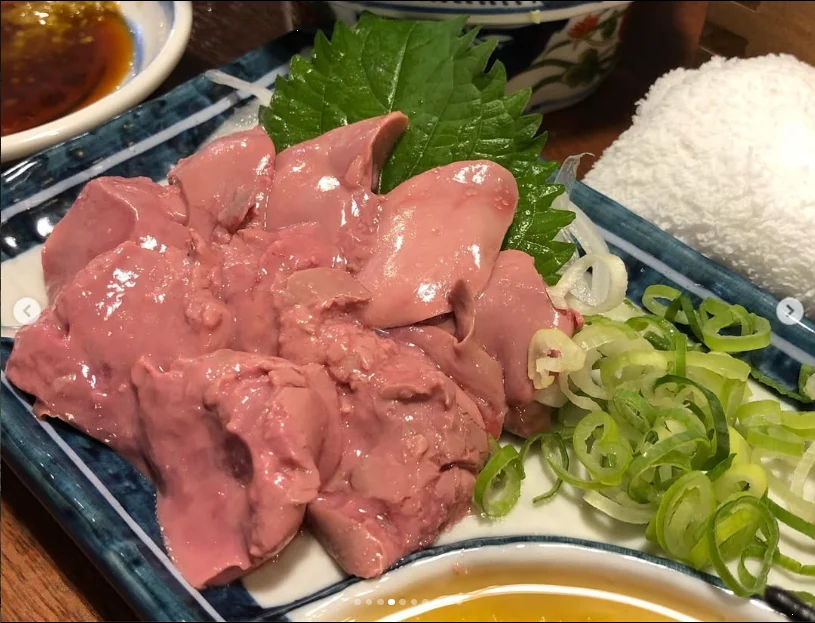いくつもの皿が並ぶ食事の記録 — ハルルの写真