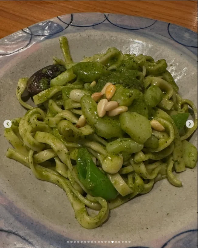 Wooden tables, greenery and colours on the table — Haruru’s photograph