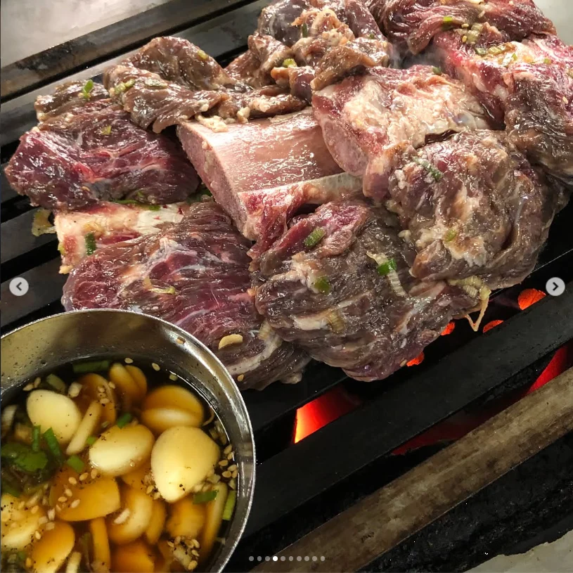 Porridge and beef cooked on a drum grill — Haruru’s photograph