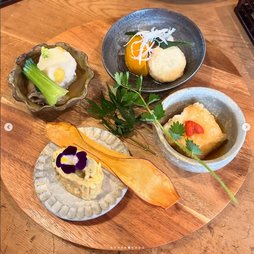 近場旅行のランチ、看板と器の写真 — ハルルの写真