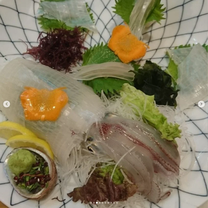 Enjoying seafood and horse-meat sashimi — Haruru’s photograph