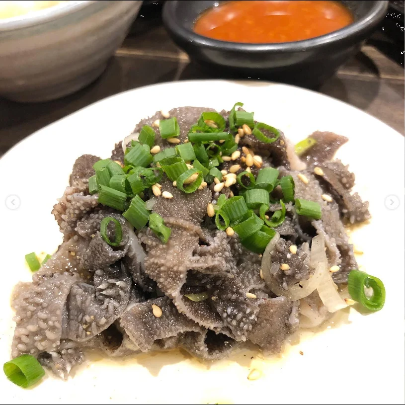 An ume sour and motsu dishes in Noge — Haruru’s photograph