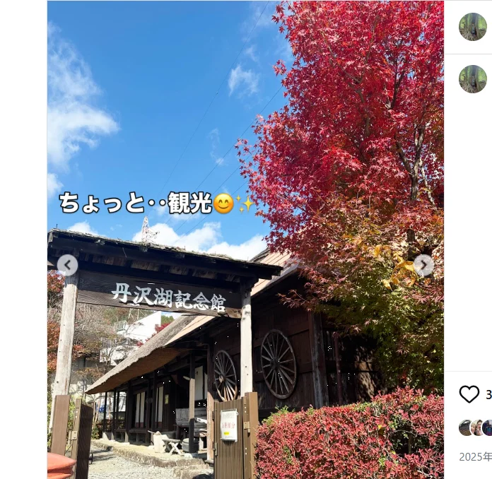A memorial-hall gate and objects from everyday life — Haruru’s photograph