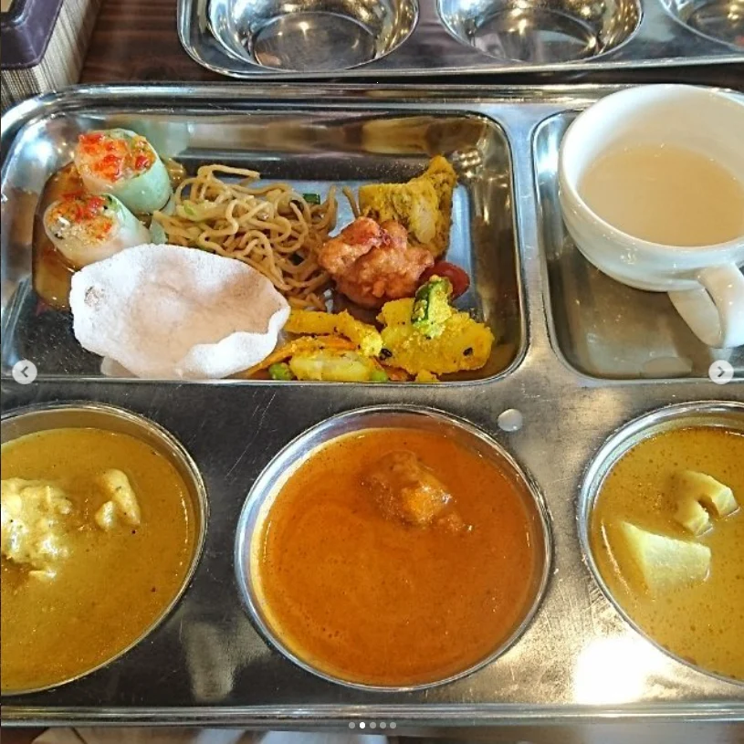 Plenty of choice and delicious chicken curry — Haruru’s photograph