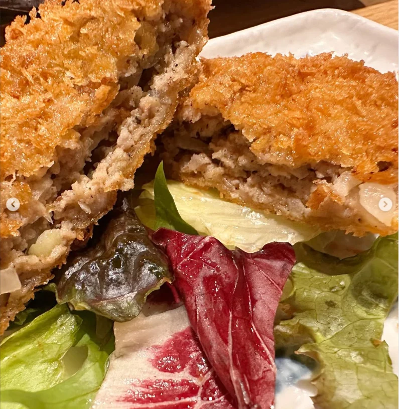 Reflecting on the meal over corn tea — Haruru’s photograph