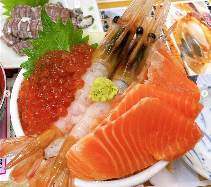 A seafood rice bowl and mantis shrimp on the side — Haruru’s photograph