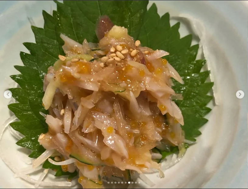 いくつもの皿が並ぶ食事の記録 — ハルルの写真