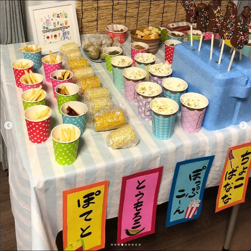 餐桌上，擺著各色攤位小牌 — Haruru 的照片