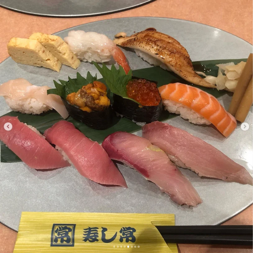 A sushi plate and a bowl of sliced seafood — Haruru’s photograph