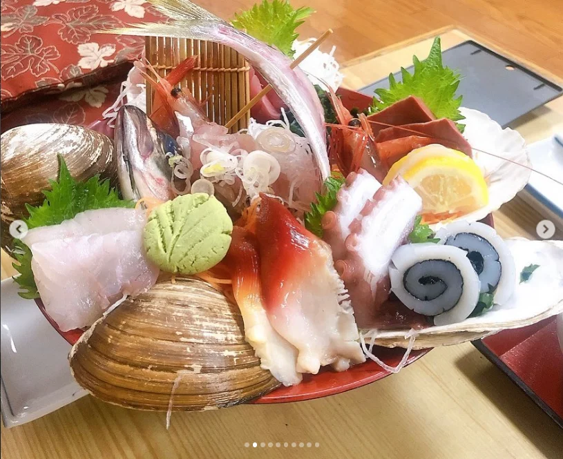 市场的海胆、鲑鱼卵，和带到住宿处的牡蛎 — Haruru 的照片
