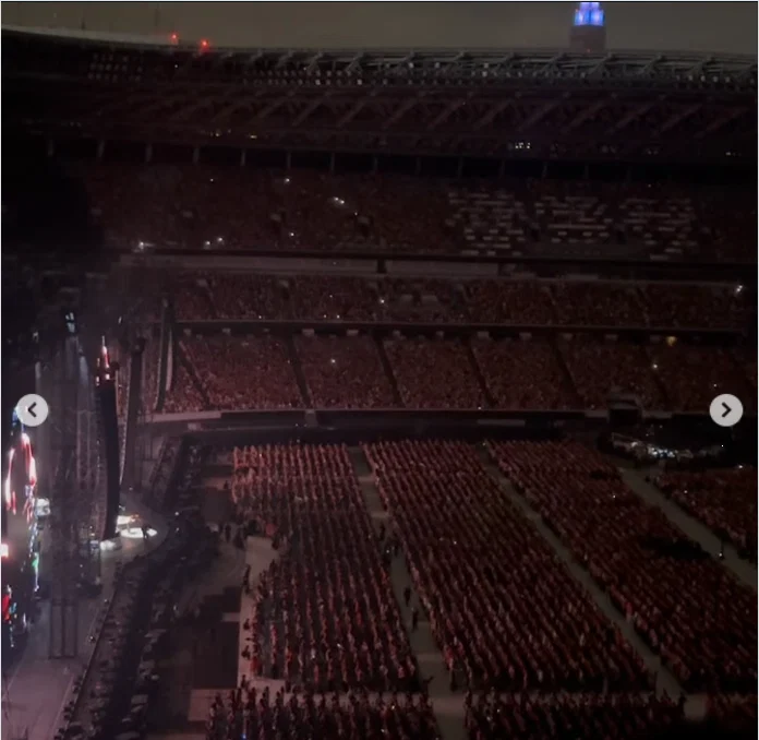Enjoying the atmosphere despite a limited view — Haruru’s photograph